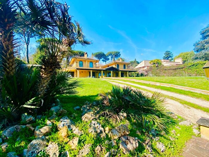 Casa con 6 locali in vendita in Strada D, Olgiata, Roma