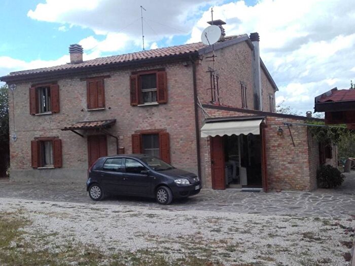 Casa con 6 locali in vendita in Urbino