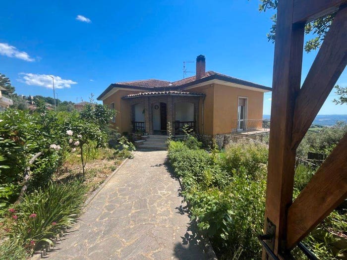 Casa con 6 locali in vendita in Via Cesare Battisti, Montecchio