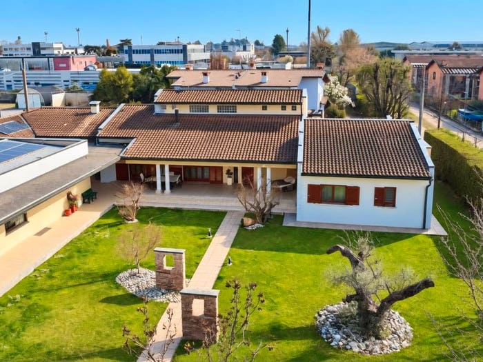 Casa con 6 locali in vendita in Rezzato