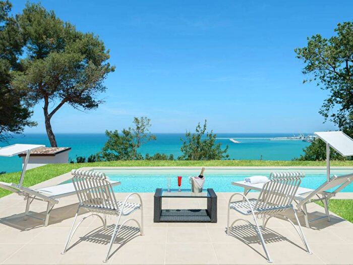 Casa con 6 locali in vendita in Strada della Grotta, Torrette, Ancona