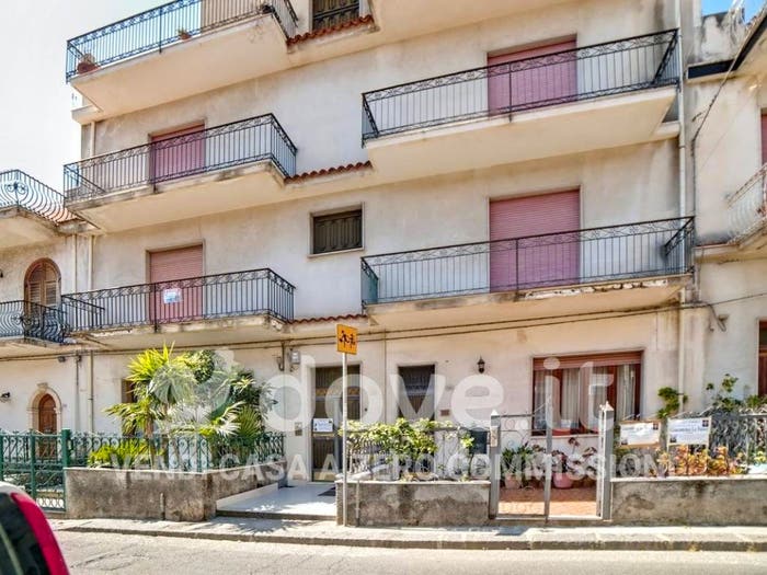 Appartamento trilocale in vendita in Via Garibaldi, Calatabiano