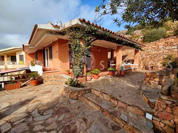 Casa con 6 locali in vendita in Porto Taverna, Loiri Porto San Paolo