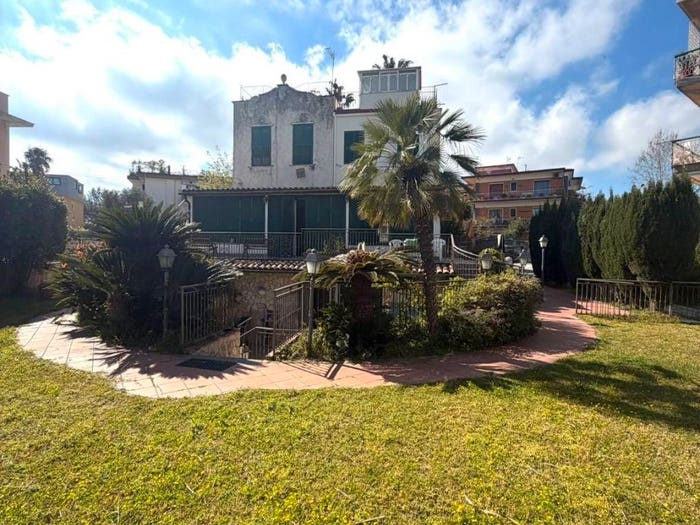Appartamento quadrilocale in vendita in Via Miliscola, Lucrino, Pozzuoli