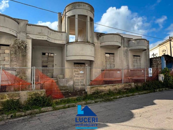 Casa con 6 locali in vendita in Via Osanna, Aradeo
