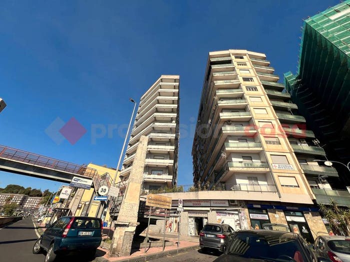 Appartamento con 5 locali in vendita in Largo Barriera, Sant'Agata li Battiati