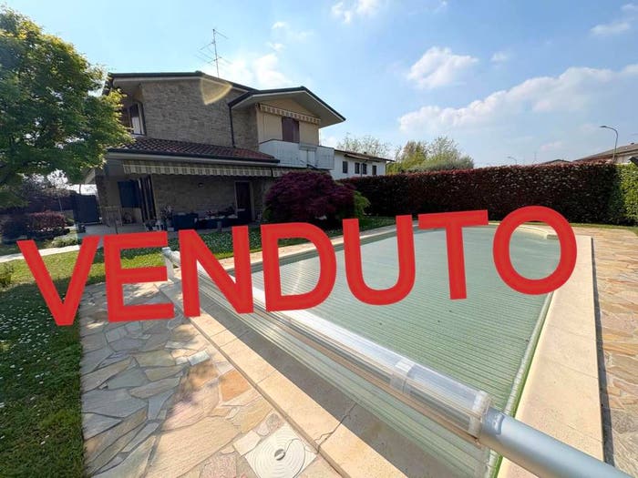 Casa quadrilocale in vendita in Via Villaggio Morosini, Centro, Castelli Calepio