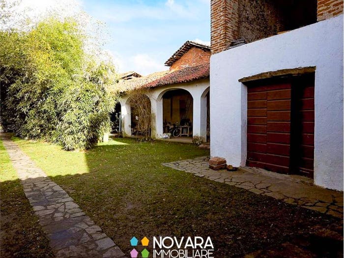 Casa con 6 locali in vendita in via Mazzini, Carpignano Sesia