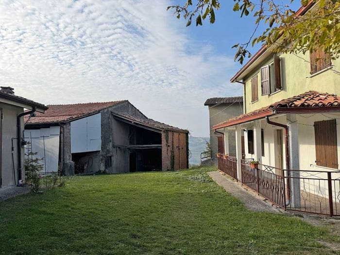 Casa con 6 locali in vendita in Località Costa Mora, Gropparello