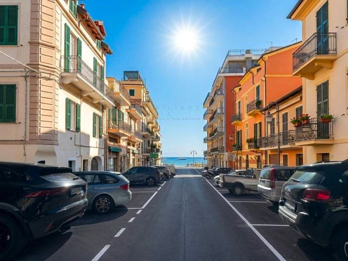 Appartamento trilocale in vendita in Via Giuseppe Garibaldi, Passeggiata Cadorna Porto, Alassio