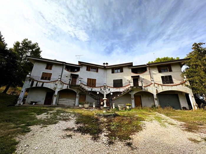 Casa con 6 locali in vendita in via Contrada Camara di Torre, Fermo