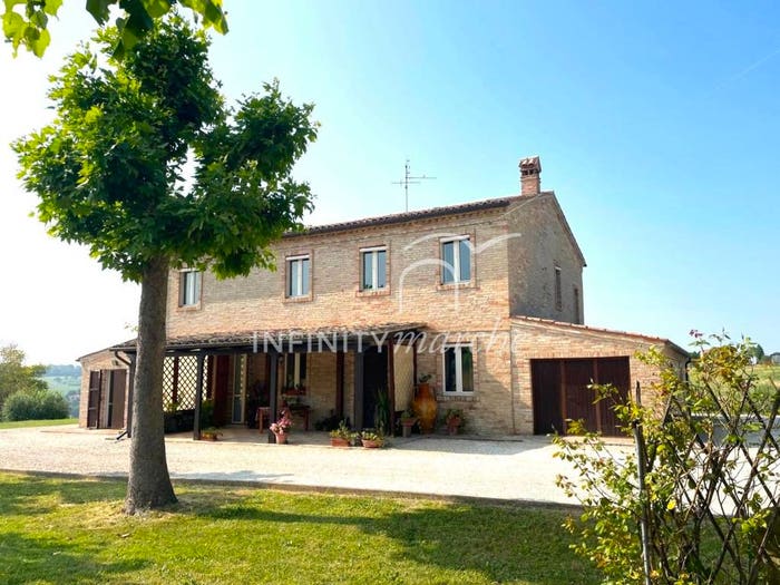 Casa con 6 locali in vendita in Contrada Carreggiano, Appignano