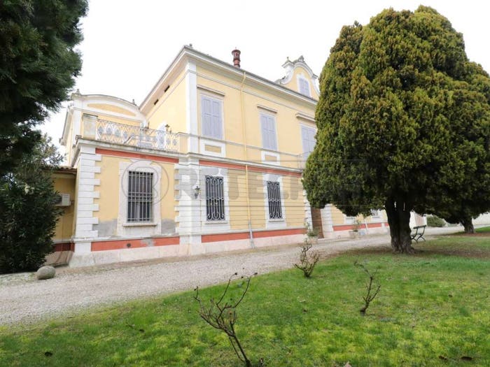 Appartamento con 6 locali in vendita in Via Madonna della Pioppa, Centro, Bondeno