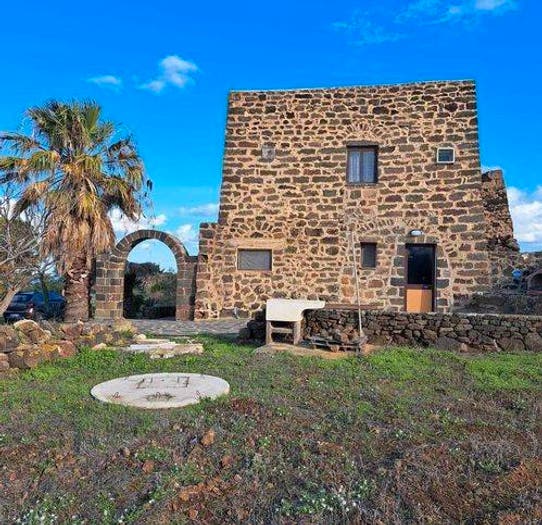Casa con 6 locali in vendita in CDa Sant'Anna Via Panoramica, Centro, Pantelleria
