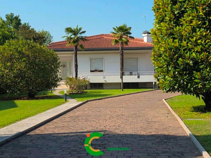 Casa con 6 locali in vendita in Loria