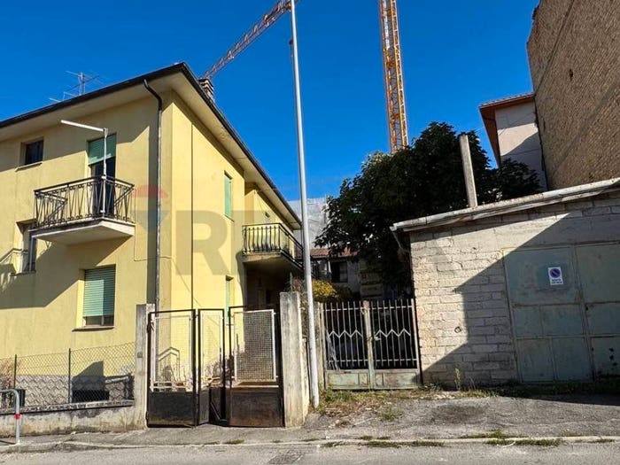 Casa con 6 locali in vendita in Via dell'Aquila, Bagno Monticchio, L'Aquila