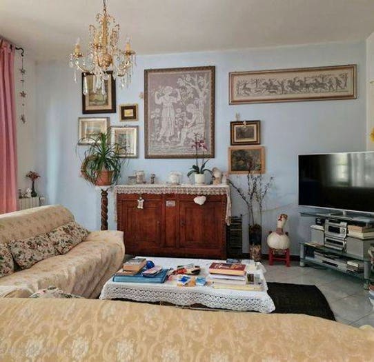 Casa con 6 locali in vendita in Marina di Massa Centro, Massa