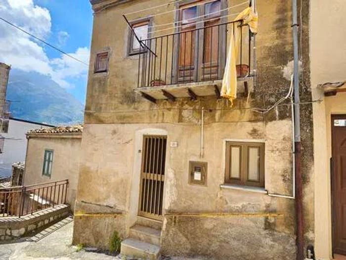 Casa con 6 locali in vendita in Via Contessa Adelasia No Number, Collesano