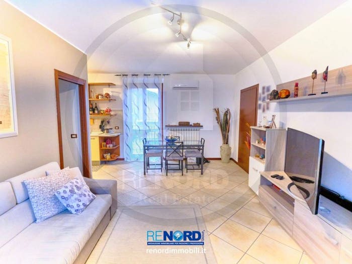 Appartamento trilocale in vendita in via Giuseppe Garibaldi, Centro, Linarolo