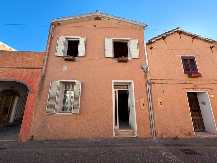 Casa con 6 locali in vendita in Viale Nora, Centro, Pula