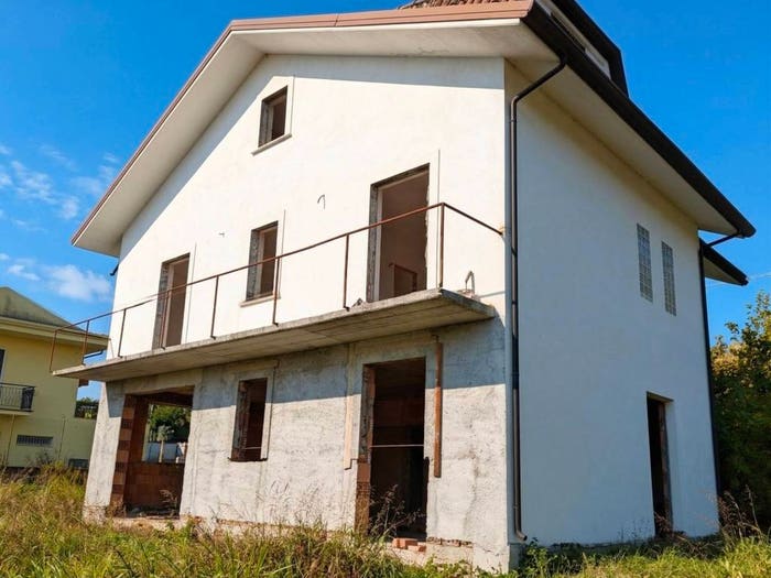 Casa con 5 locali in vendita in Via Civita Farnese, Isoletta I, Arce