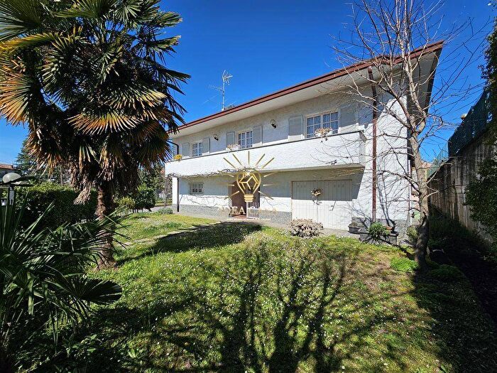 Casa con 6 locali in vendita in prebone, Centro, Barzanò