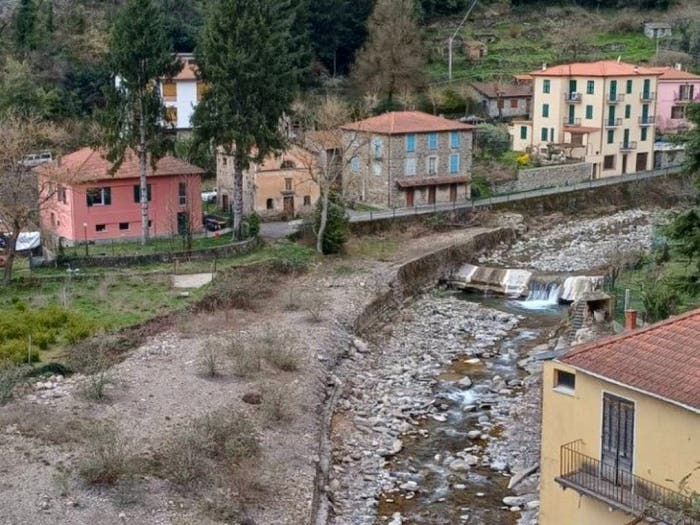 Casa con 6 locali in vendita in Via Giulio Cesare, Centro, Molini di Triora