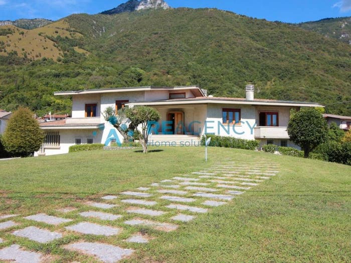Casa con 6 locali in vendita in Via Martiri della Libertà, Centro, Caltrano