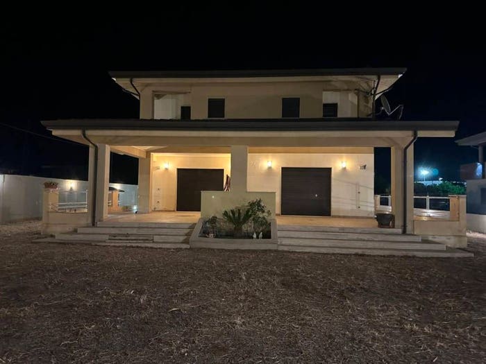 Casa con 6 locali in vendita in Via delle Orchidee, Zona Capo Rizzuto Apriglianello Papanice, Crotone