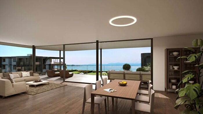 Appartamento quadrilocale in vendita in Lungolago Giuseppe Garibaldi, Peschiera Del Garda