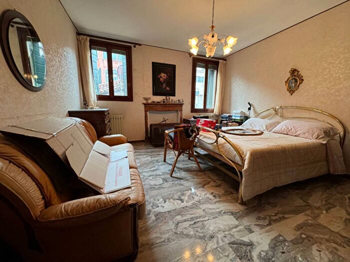 Appartamento trilocale in vendita in San Polo, Venezia
