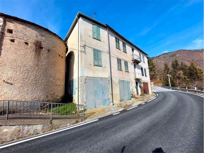 Casa con 6 locali in vendita in Via San Bernardo, Centro, Mendatica