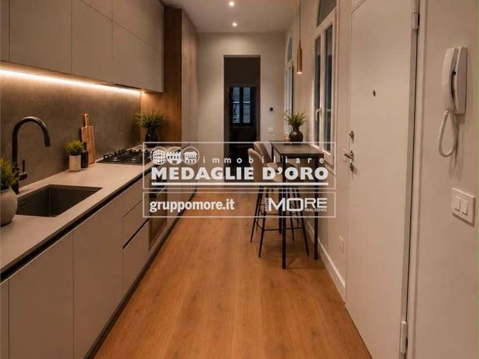 Appartamento quadrilocale in vendita in adze pzza Grande, Centro Storico, Modena