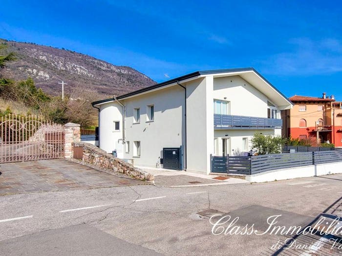 Appartamento quadrilocale in vendita in Via Cappuccini, Centro, Caprino Veronese