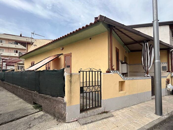 Casa trilocale in vendita in Via Ventotto Ottobre, Santa Maria, Catanzaro