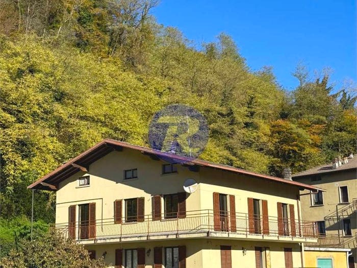 Appartamento con 6 locali in vendita in Via Carlo Ceresa, San Giovanni Bianco