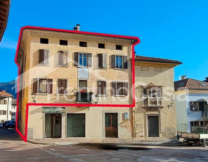 Casa con 6 locali in vendita in piazza Boni, Centro, Tione di Trento