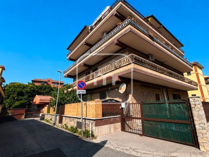 Appartamento trilocale in vendita in Via Alì, Borghesiana, Roma
