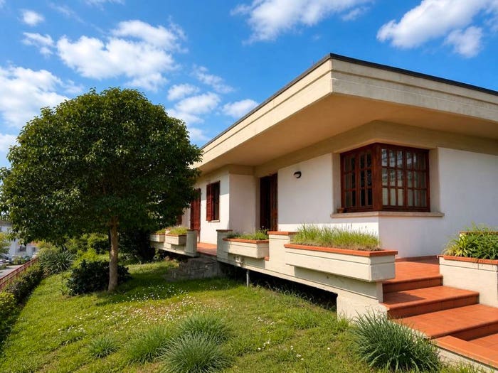 Casa con 6 locali in vendita in Piazza Carlo Lorenzini, Centro, Montale