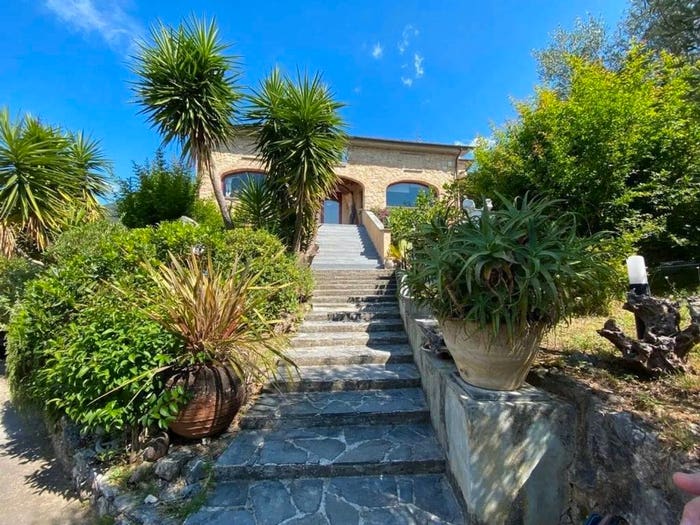 Casa con 6 locali in vendita in Camaiore Paese, Camaiore