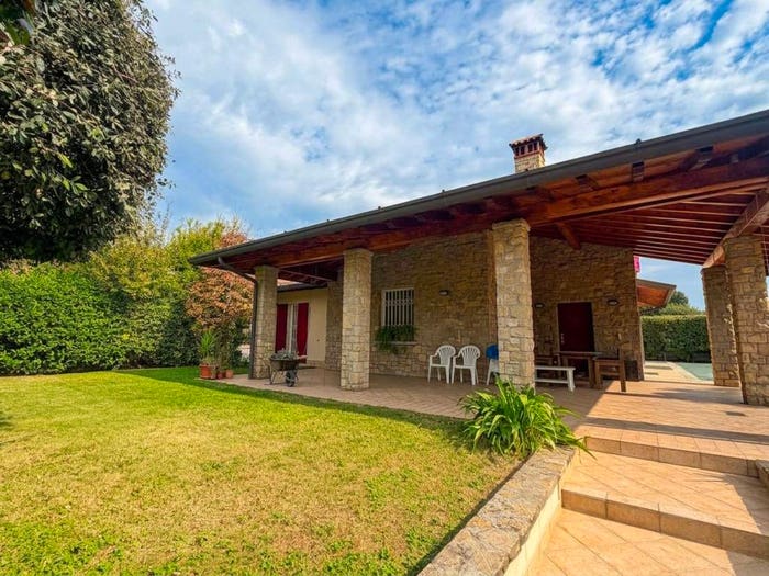 Casa con 5 locali in vendita in Via del Campo, Rovato