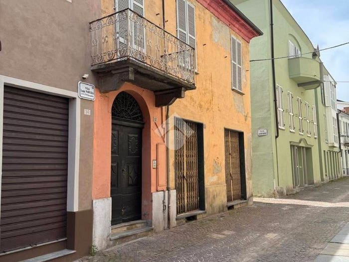 Casa con 5 locali in vendita in Via Paruzza, Centro, Alba