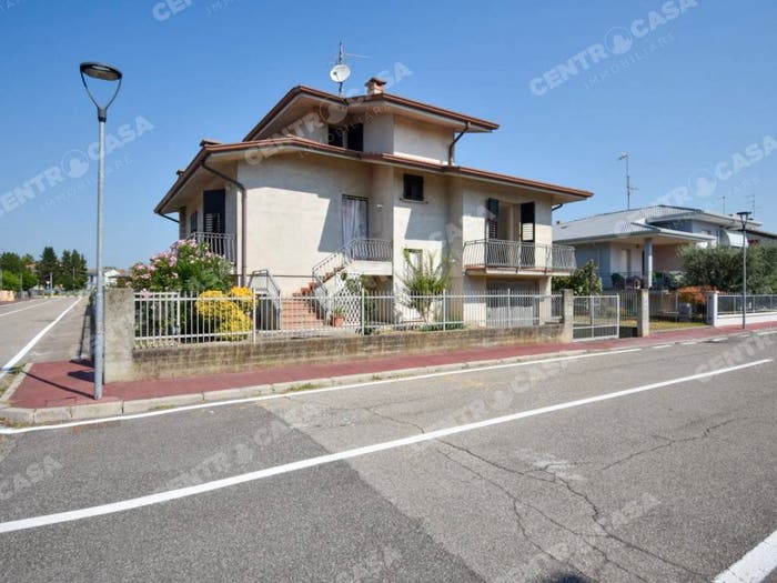 Casa con 6 locali in vendita in Via Cavour, Centro, Legnago