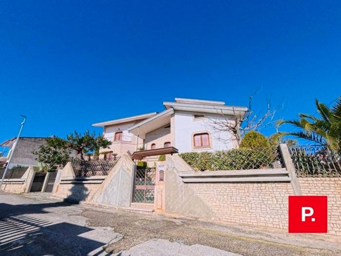 Casa con 6 locali in vendita in Via Circumvallazione, Carinola