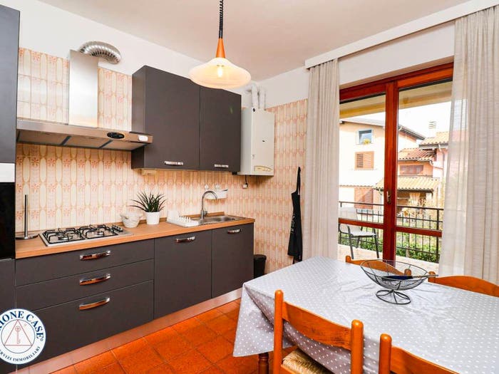 Appartamento trilocale in vendita in Via Fratelli Sapori, Marchirolo