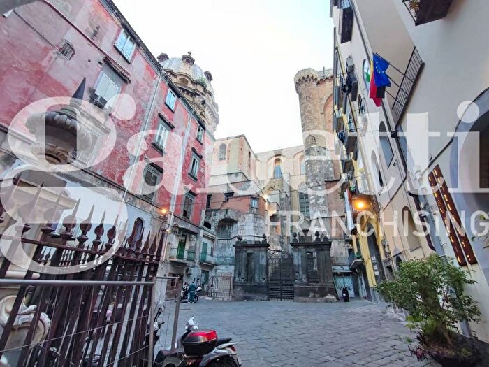 Appartamento con 5 locali in vendita in Piazza Cardinale Sisto Riario Sforza, Tribunali, Napoli