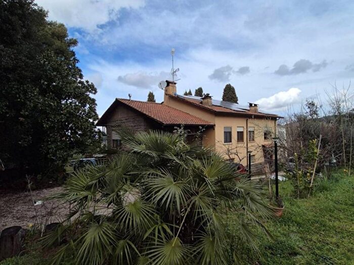 Casa con 6 locali in vendita in Via del Banco di Santo Spirito, Via Giulia, Roma
