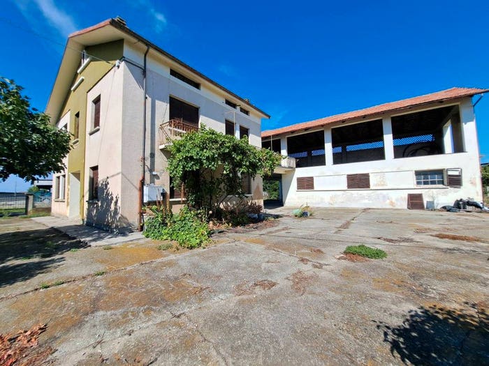 Casa con 6 locali in vendita in Via Rabaiot, Lagnasco