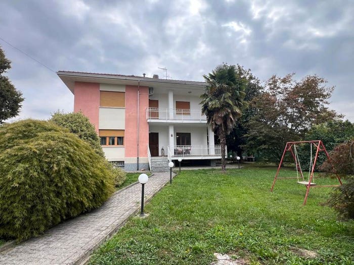 Casa con 6 locali in vendita in Via Ponte Chiusella, Centro, Romano Canavese
