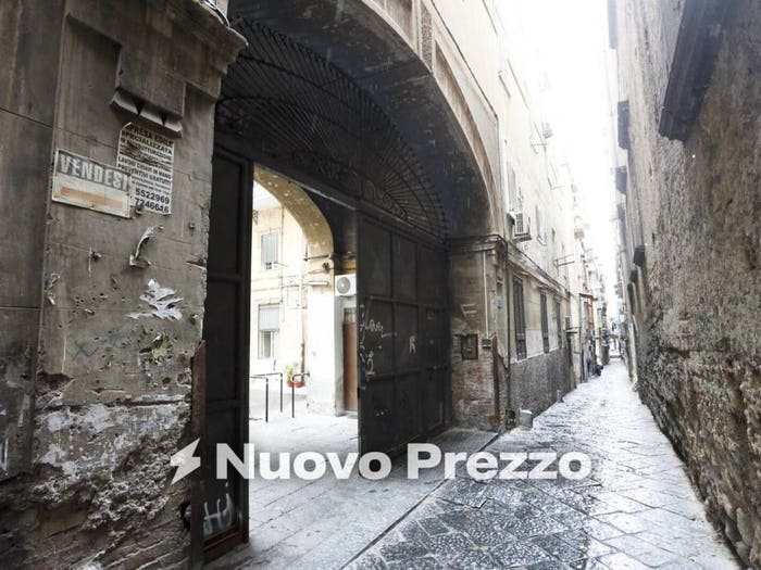 Appartamento con 6 locali in vendita in Vico San Maria Ad Agnone, Tribunali, Napoli